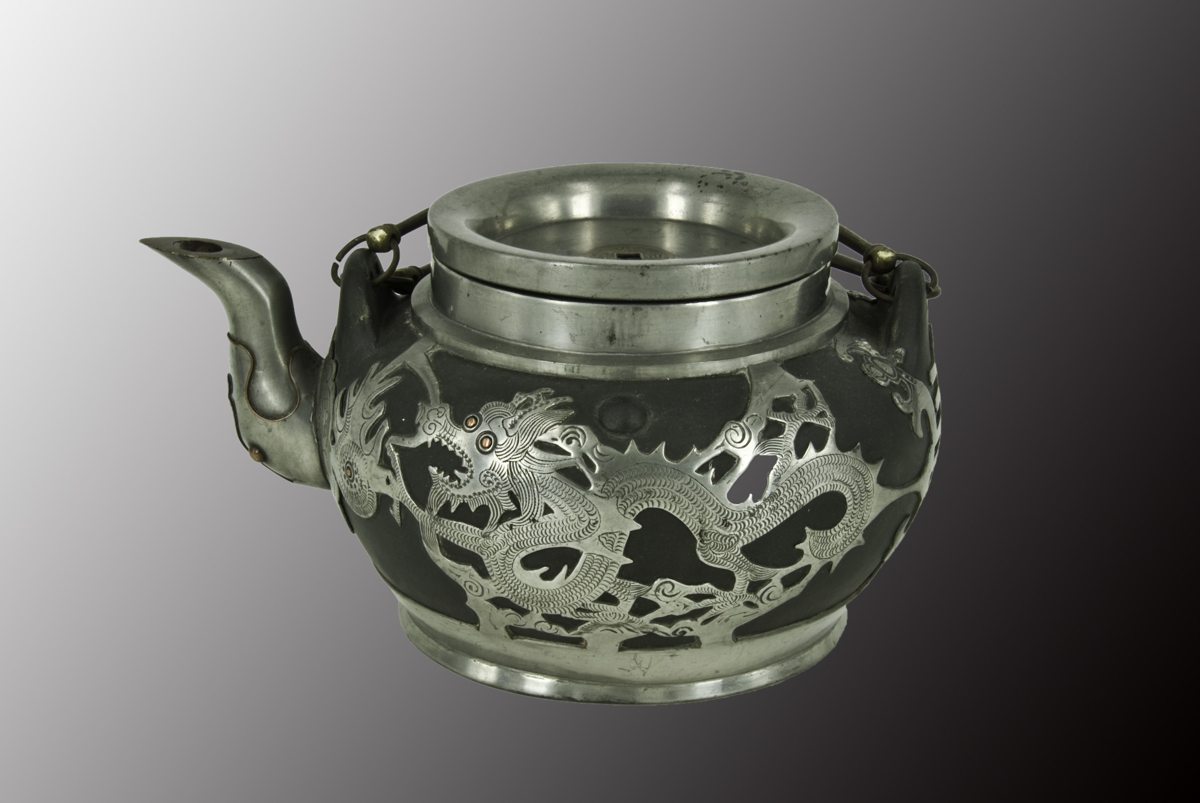 民国 永宜昌在銘 銅製蝶々形墨盒 墨箱 金工細工『蝶々牡丹紋』墨斗 文房用品 民国 永宜昌在銘 銅製蝶々形墨盒 墨箱 金工細工『蝶々牡丹紋』